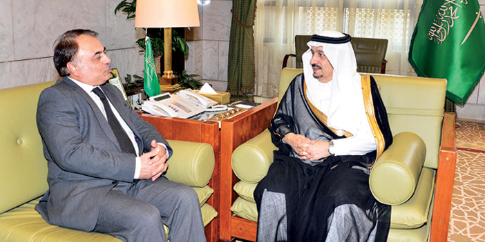 أمير منطقة الرياض يستقبل سفير باكستان 