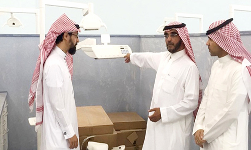 وكيل جامعة الأمير سطام بن عبدالعزيز بالخرج يتفقد كلية طب الأسنان‎ 