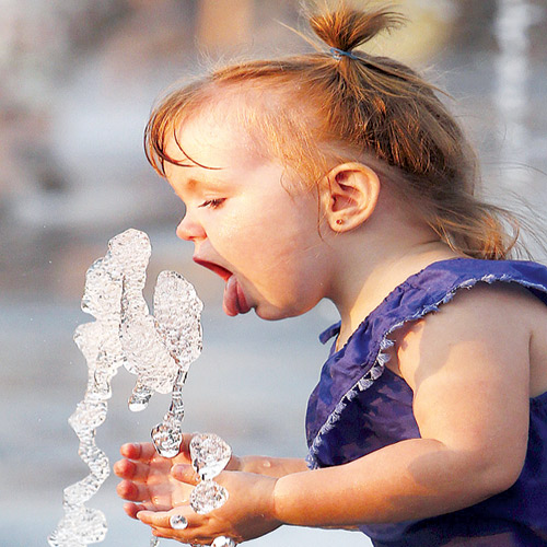 طفله تلهو بالماء البارد بموسكو 
