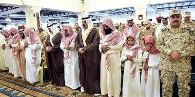 الأمير متعب بن عبد الله أدَّى الصلاة على الشهيد جلوي السبيعي 