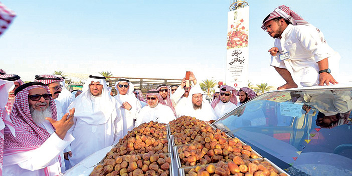 نجم «سهيل» يدفع المزارعين إلى جلب تمورهم لسوق «مهرجان بريدة» 
