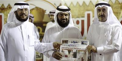 محافظ رياض الخبراء يسلم الفائز بالسحب اشتراكاً في«جريدة الجزيرة» 