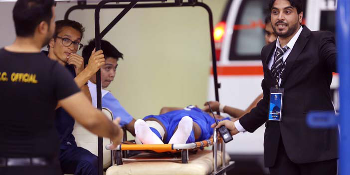  اللاعب سالم الدوسري أثناء خروجه من الملعب بسبب الإصابة