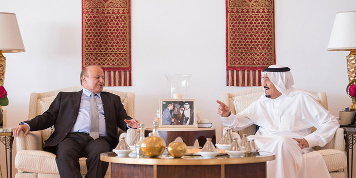  خادم الحرمين خلال لقائه الرئيس اليمني في مقر إقامته - حفظه الله - في طنجة