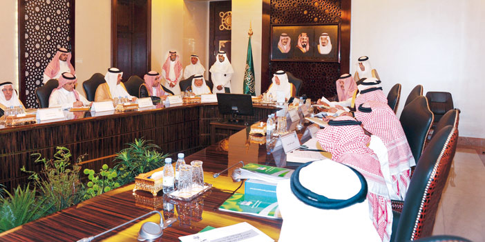  الأمير خالد الفيصل أثناء ترؤسه اجتماع مراكز احياء مكة المكرمة