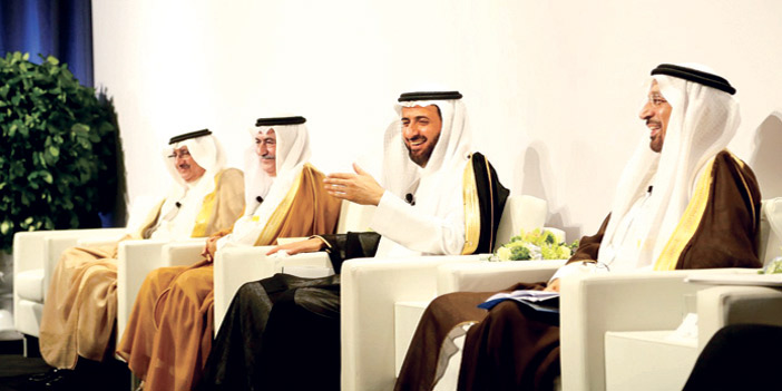  من اليمين وزير الصحة، وزير التجارة، وزير المالية، ومحافظ هيئة الاستثمار خلال مشاركتهم في المنتدى