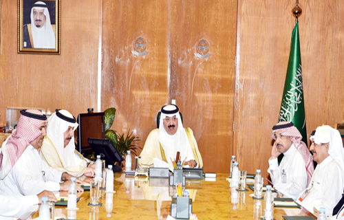  الأمير متعب بن عبدالله خلال لقائه مسؤولي الشؤون الصحية في الحرس الوطني