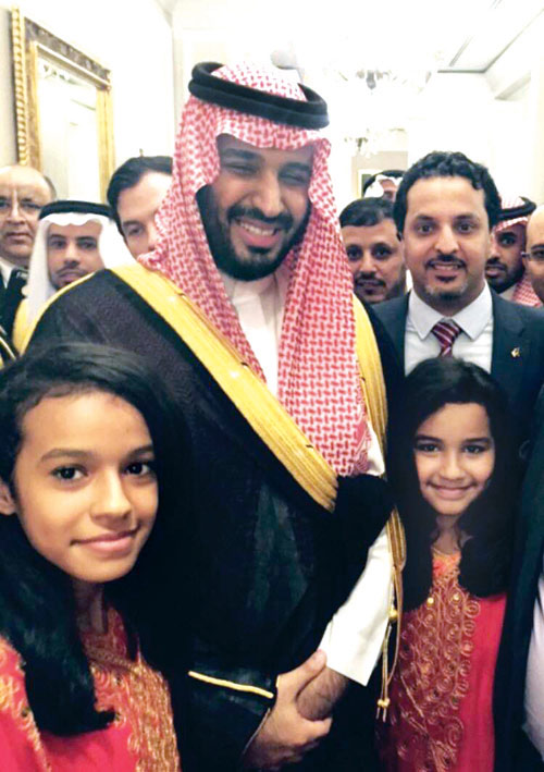  الطفلتان مع سمو الأمير محمد بن سلمان