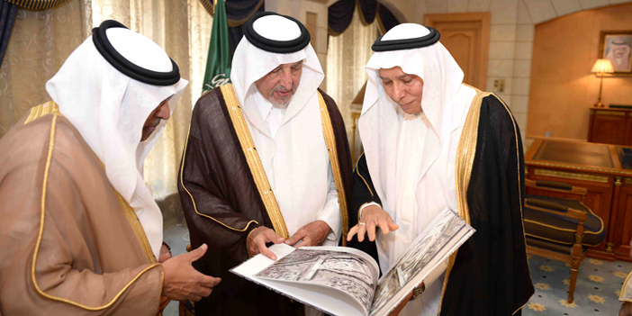  الأمير خالد يتسلم نسخة من كتاب مكة المكرمة من السماء