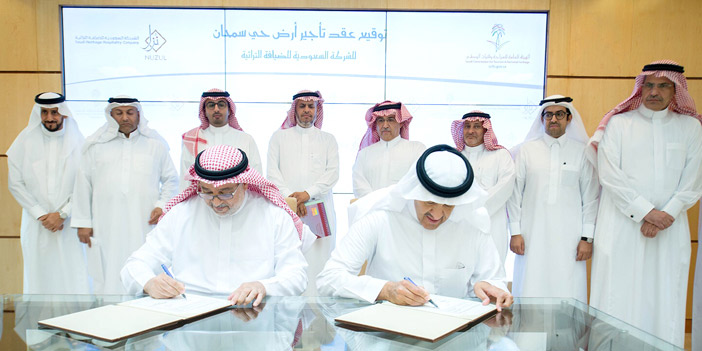  الأمير سلطان بن سلمان خلال التوقيع