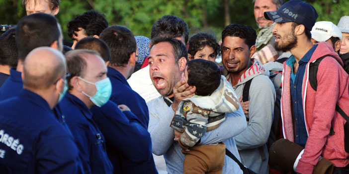  مجموعة من اللاجئين المهاجرين عند الحدود الهنغارية الصربية
