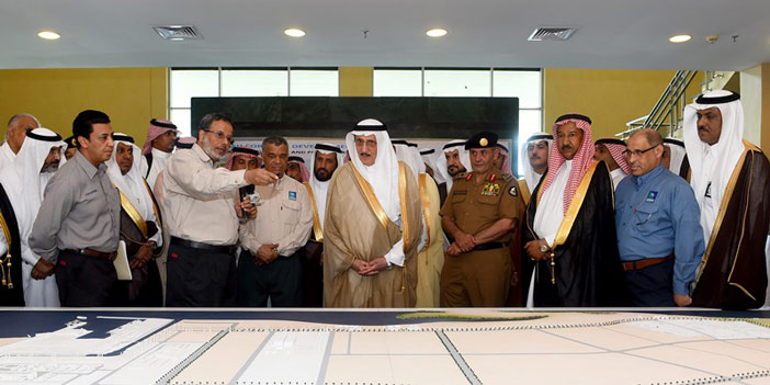  الأمير محمد بن ناصر يطلع على مجسم مشروع مدينة جازان الاقتصادية
