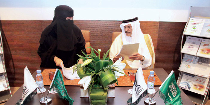  معالي مديرة جامعة الأميرة نورة خلال توقيع عقد كرسي الجزيرة مع رئيس التحرير