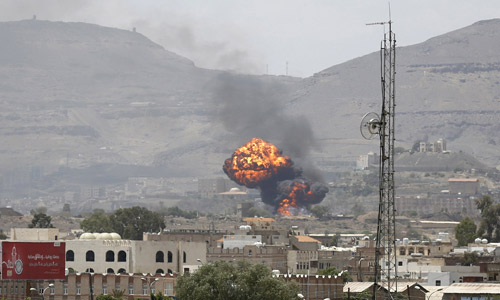  انفجارات في أكبر مخازن للأسلحة بصنعاء بعد استهدافه من قوات التحالف