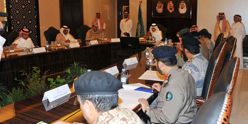  لقطتان من الاجتماع برئاسة الأمير خالد الفيصل
