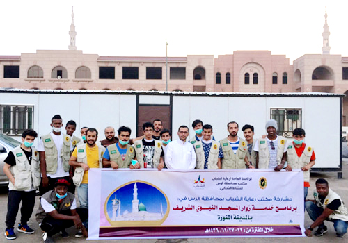  الشباب في خدمة زوار المسجد النبوي