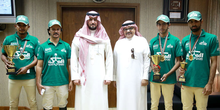  الأمير عبدالله بن فهد في لقطة جماعية مع فريق المملكة