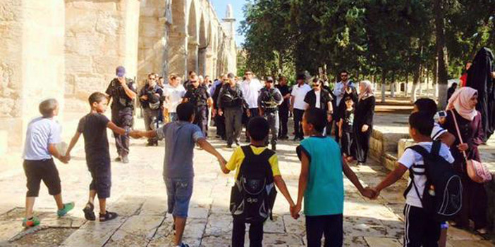  أطفال يحاولون التصدي لقوات الاحتلال داخل المسجد الأقصى