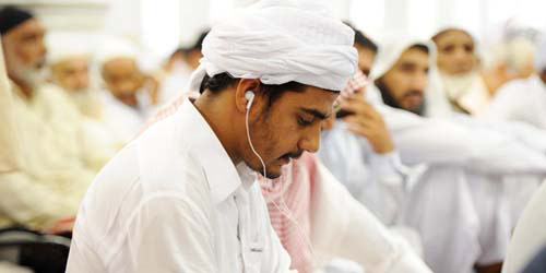  أحد زوار المسجد النبوي يستمع لترجمة خطبة الجمعة