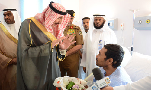  الأمير محمد بن ناصر يطمئن على صحة أحد المصابين
