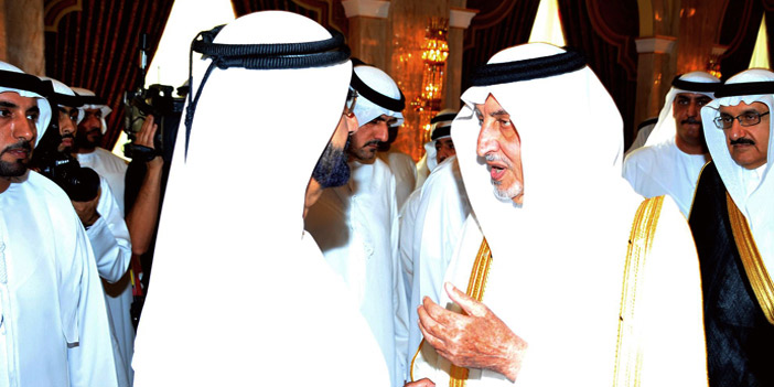  الأمير خالد الفيصل مصافحاً الشيخ محمد بن راشد لدى زيارة العزاء في دبي