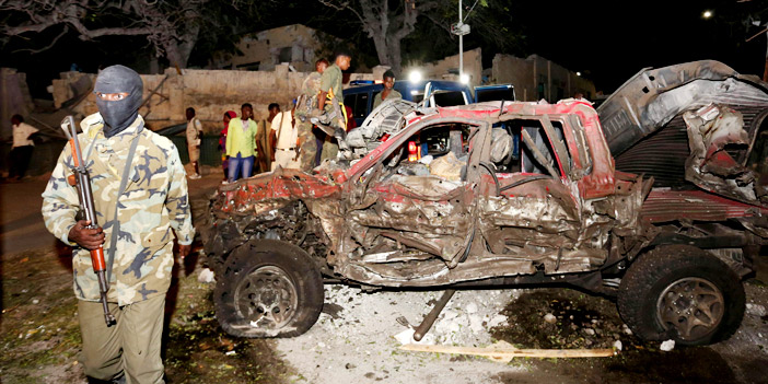  آثار الانفجار الذي وقع بالقرب من القصر الرئاسي الصومالي بمقديشو