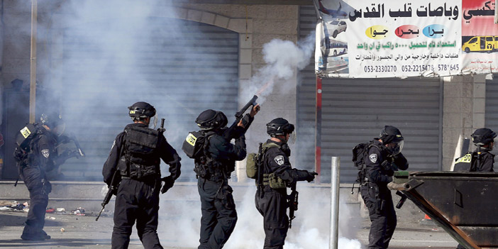  جنود إسرائيليون يطلقون غازا مسيلاً للدموع على الفلسطينيين