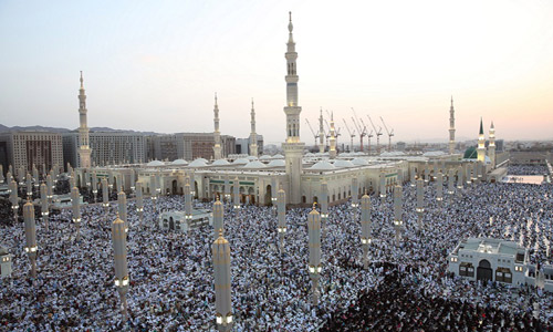  آلاف المسلمين يؤدون صلاة العيد بالمسجد النبوي