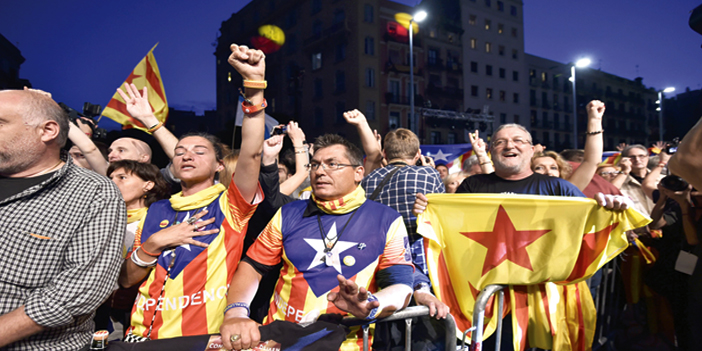  عدد من المؤيدين لاستقلال كاتالونيا يلوحون بالأعلام