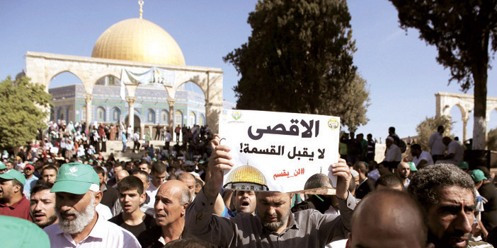  المرابطون الفلسطينيون يهتفون ضد الاحتلال