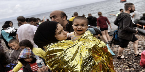  طفل رضيع برفقة عائلته على أحد شواطئ الجزيرة اليونانية