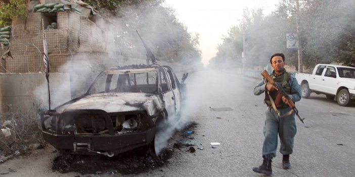  شرطي أفغاني يقوم باستطلاع أمني في قندوز