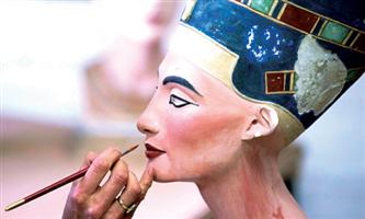 مصر تستعيد تمثالاً فرعونياً بعد تهريبه لفرنسا 