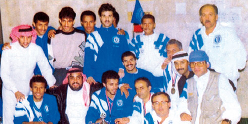  كأس أول بطولة آسيوية يتوسط قائد الفريق منصور الأحمد وزملائه