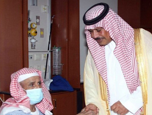  أمير الباحة خلال زيارته للشيخ الطيار