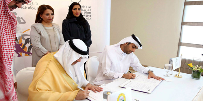  الأمير طلال بن بدر خلال توقيع الاتفاقية