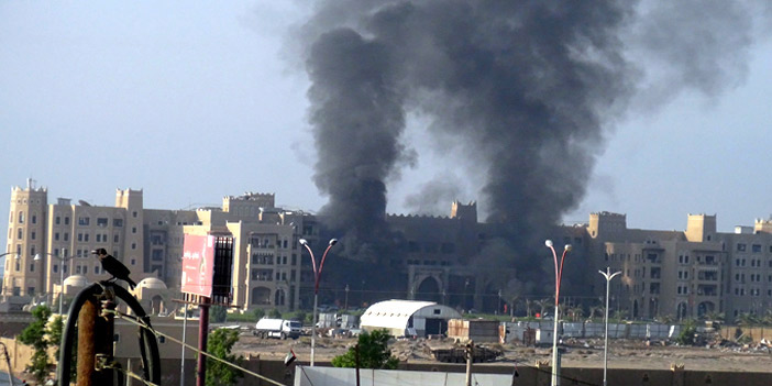  الأدخنة تتصاعد من فندق القصر حيث مقر الحكومة بعد الانفجار الأول