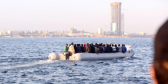  قارب نجاة يحمل عددا من المهاجرين المتوجهين إلى أوروبا