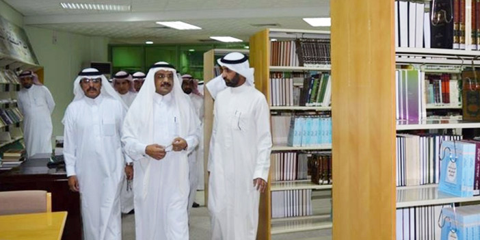 د. الحجيلان ومرافقوه خلال الجولة في أقسام المكتبة