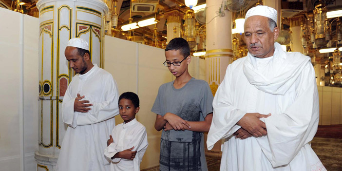  الطفل المخترع الأمريكي من أصل سوداني خلال زيارته المسجد النبوي