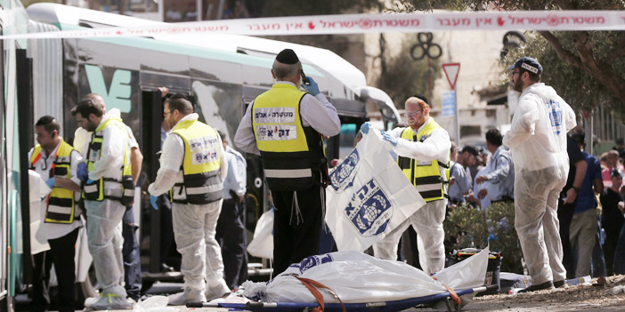  آثار الضحايا بعد الهجومِ على حافلة في مستوطنة القدس
