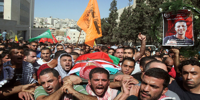  الفلسطينيون يشيعون جثمان أحد الشهداء الذين قتلهم الاحتلال