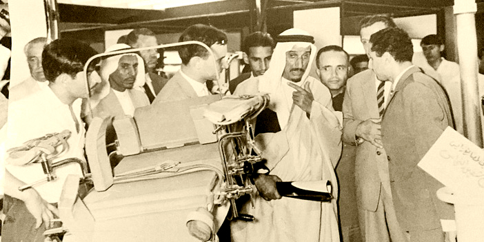  فهد الفيصل في معرض دمشق الدولي عام 1956م ويظهر عن يمينه الشيخ محمد العبدالله الجميح