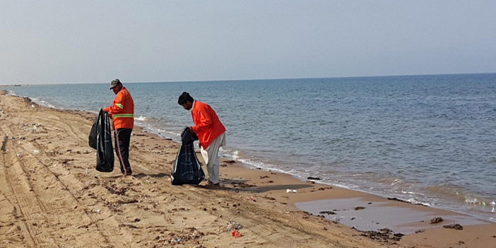 بلدية أملج تبدأ حملة نظافة لشواطئ المحافظة 