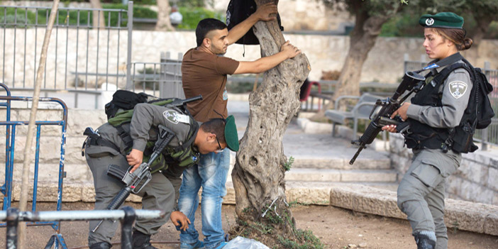  مجندة إسرائيلية تغطي عملية تفتيش زميلها لفلسطيني في بابِ دمشق بالقدس القديمة