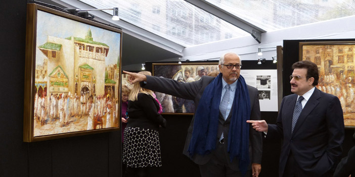  الأمير محمد بن نواف خلال زيارته المعرض