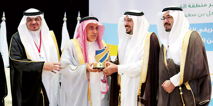  أمير القصيم يسلِّم د. محمد الراجحي تكريم «دواجن الوطنية»