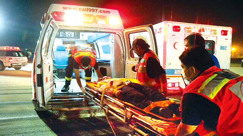  الهلال الأحمر السعودي أثناء إسعاف أحد المصابين