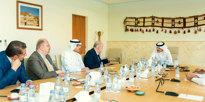  الأمير سلطان يلتقي أعضاء لجنة تحكيم الجائزة