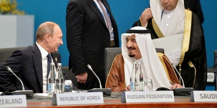  خادم الحرمين الشريفين مع الرئيس الروسي فلاديمير بوتين في لقاء سابق